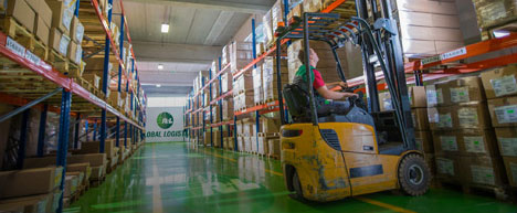 R+L Global Logistics warehouse forklift driver